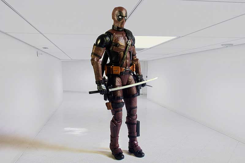 Deadpool with sword and knife